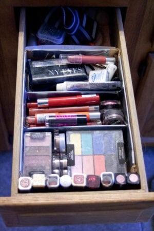 organize bathroom drawers