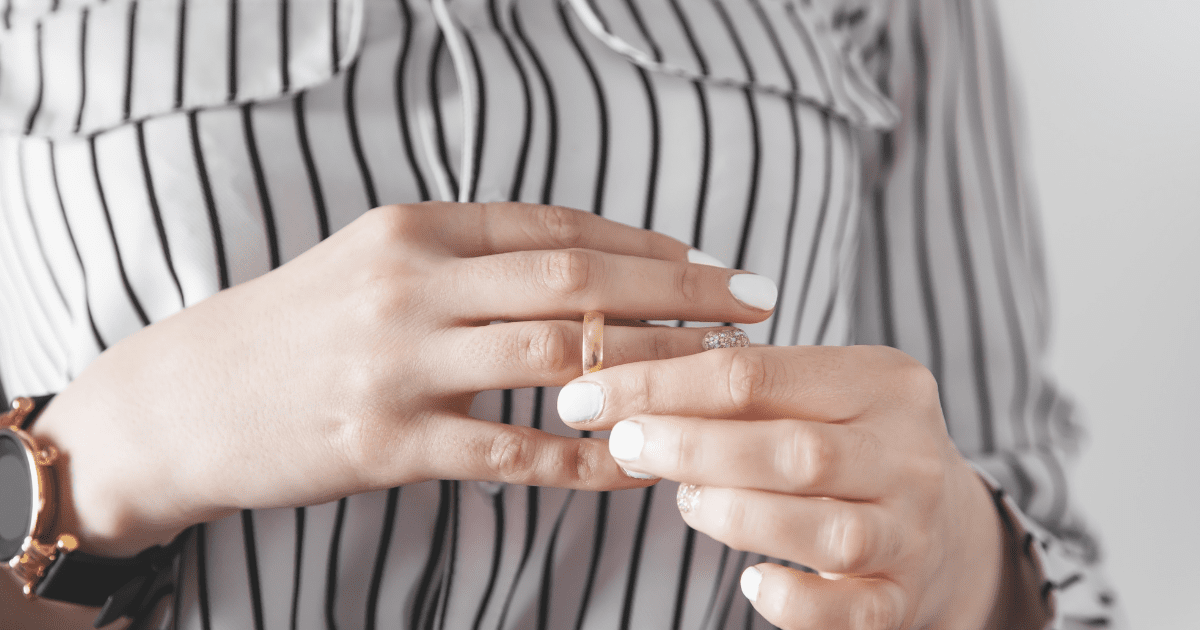 Woman Gets 3 Rings Stuck On Her Finger Removed After 15 Years: ''The  Relief''