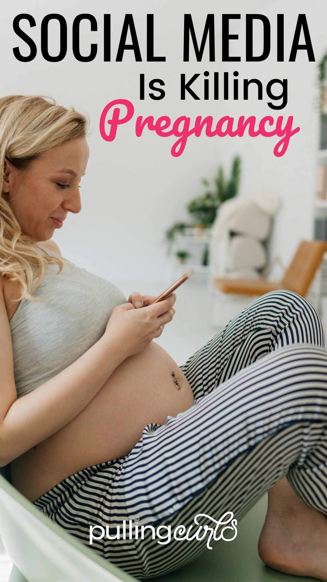 pregnant woman on her phone / social media is killing birth via @pullingcurls