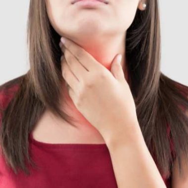 woman wiht a sore throat