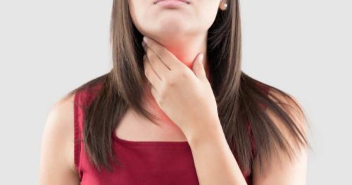 woman wiht a sore throat
